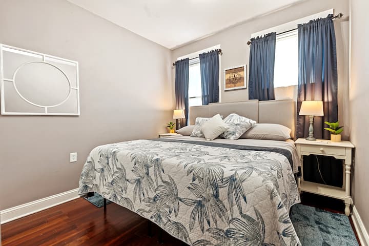 ห้องนอนชั้นหลัก #3 
เตียงคิงไซส์พร้อมโต๊ะข้างเตียง 2 ตัวโคมไฟ 2 ดวงกระจกและตู้เสื้อผ้าขนาดใหญ่