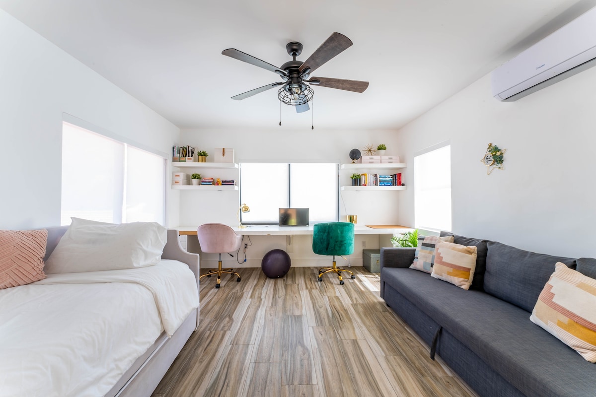 تحتوي غرفة النوم/المكتب في الطابق العلوي على الحائط، وسرير نهاري بسريرين مزدوجين. ينزلق السرير الثاني من تحته وأريكة قابلة للسحب.