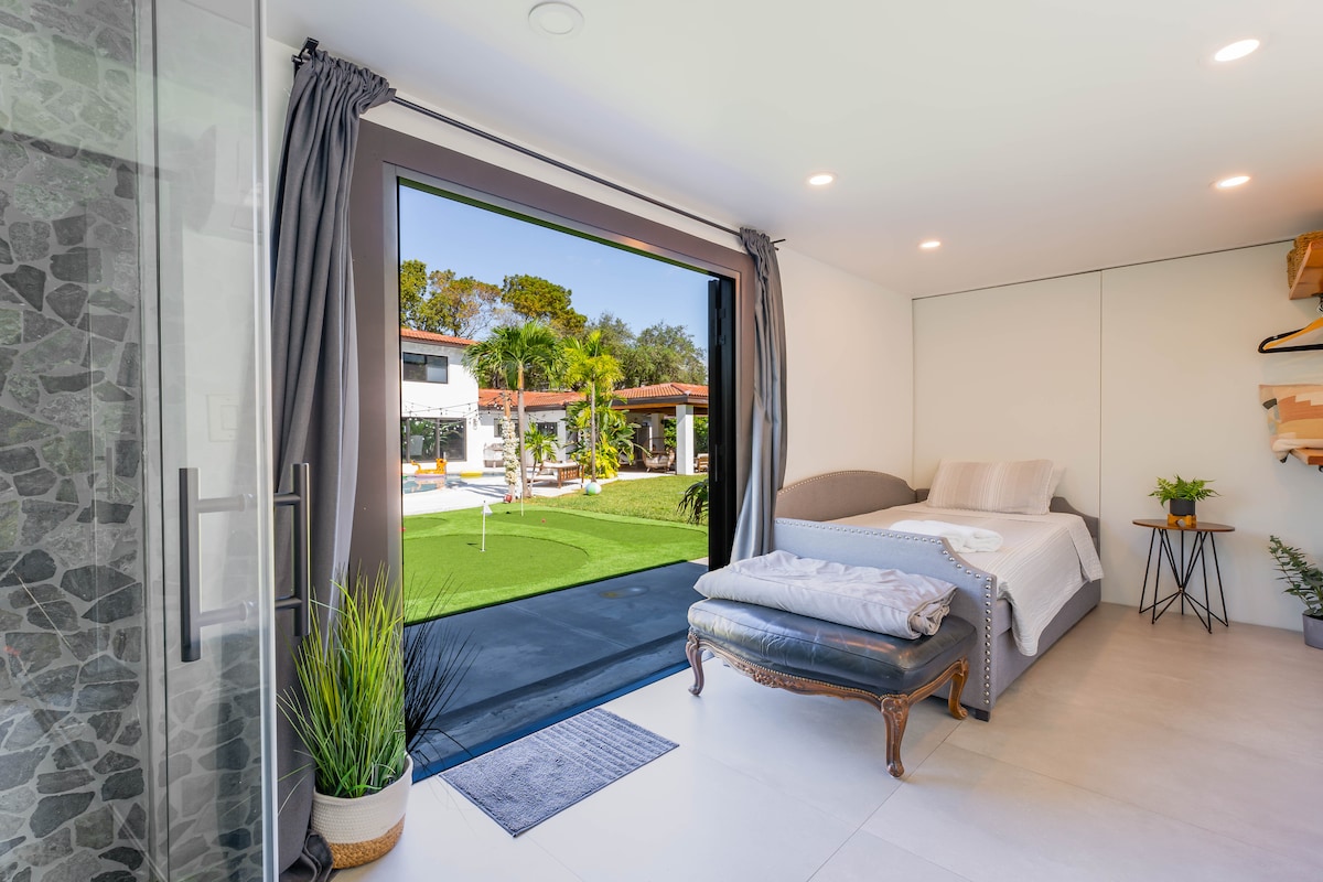 تتمتع غرفة النوم هذه بإطلالة رائعة على حمام السباحة