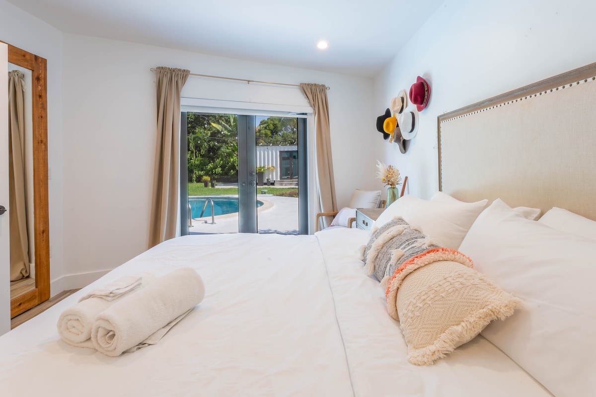 غرفة نوم رئيسية بإطلالة على حمام السباحة