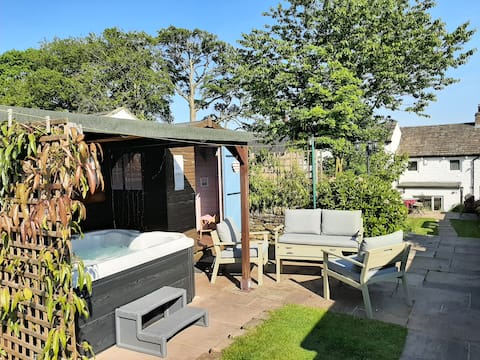 Successful Airbnb property: Hot Tub Cottage, Holistic Therapies on request in Pendle