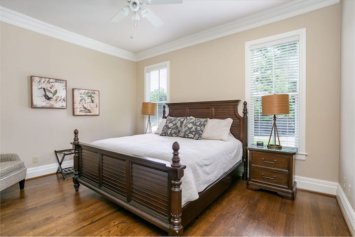 Downstairs Bedroom - King Bed