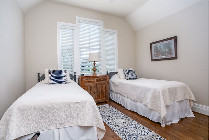 Upstairs Bedroom - 2 Twins