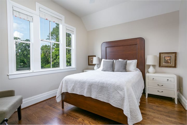 Upstairs Bedroom - Queen Bed