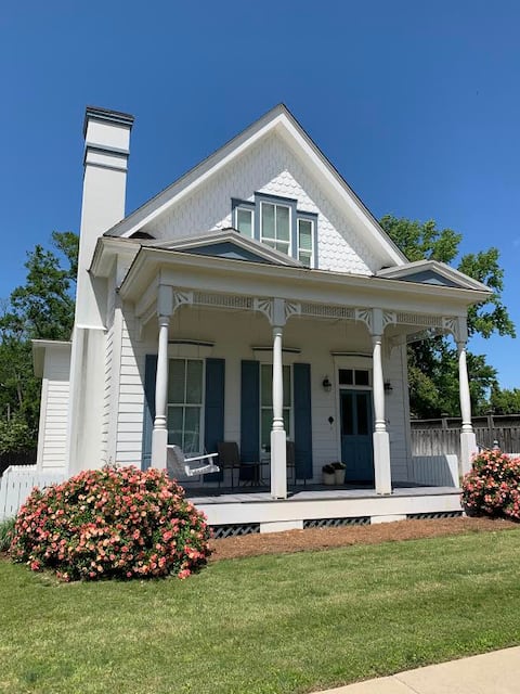 Rosebud Cottage - Luxurious 3 Bedroom in Downtown