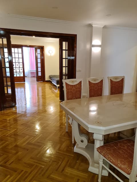 Annonce Airbnb populaire: Spacious loft 200 m² – 5 min from Paris, sleeps 10 à Bagnolet