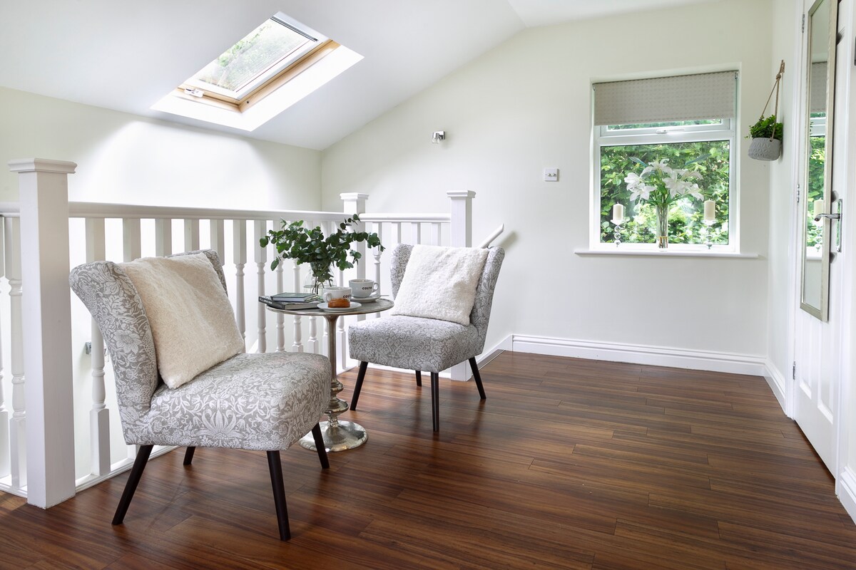 Opustite se na stolicama za čitanje s veluksom iznad i stolom za vaše poslastice. To je savršeno mjesto za jutarnje novine ili poslijepodnevno čitanje i vaše omiljeno piće. 