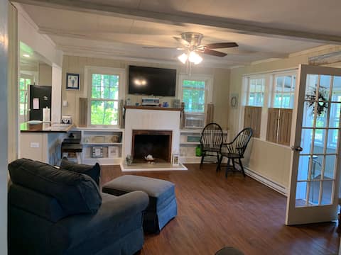 Top Airbnb: Beach Cottage. 2-Bedroom/1-Bath. Steps to beach!! in Saco
