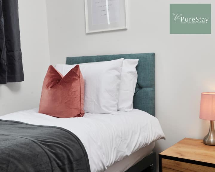 Spavaća soba u smještaju PureStay Short Lets & Serviced Accommodation