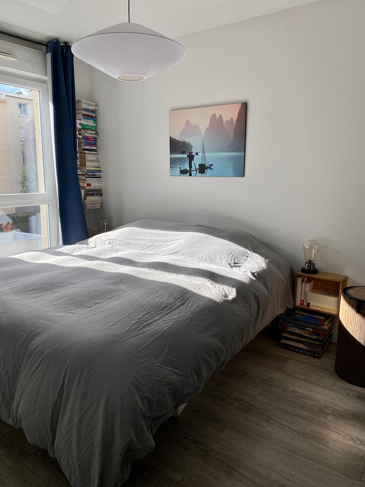 спалня с легло 180 см х 200 см и самостоятелна баня.