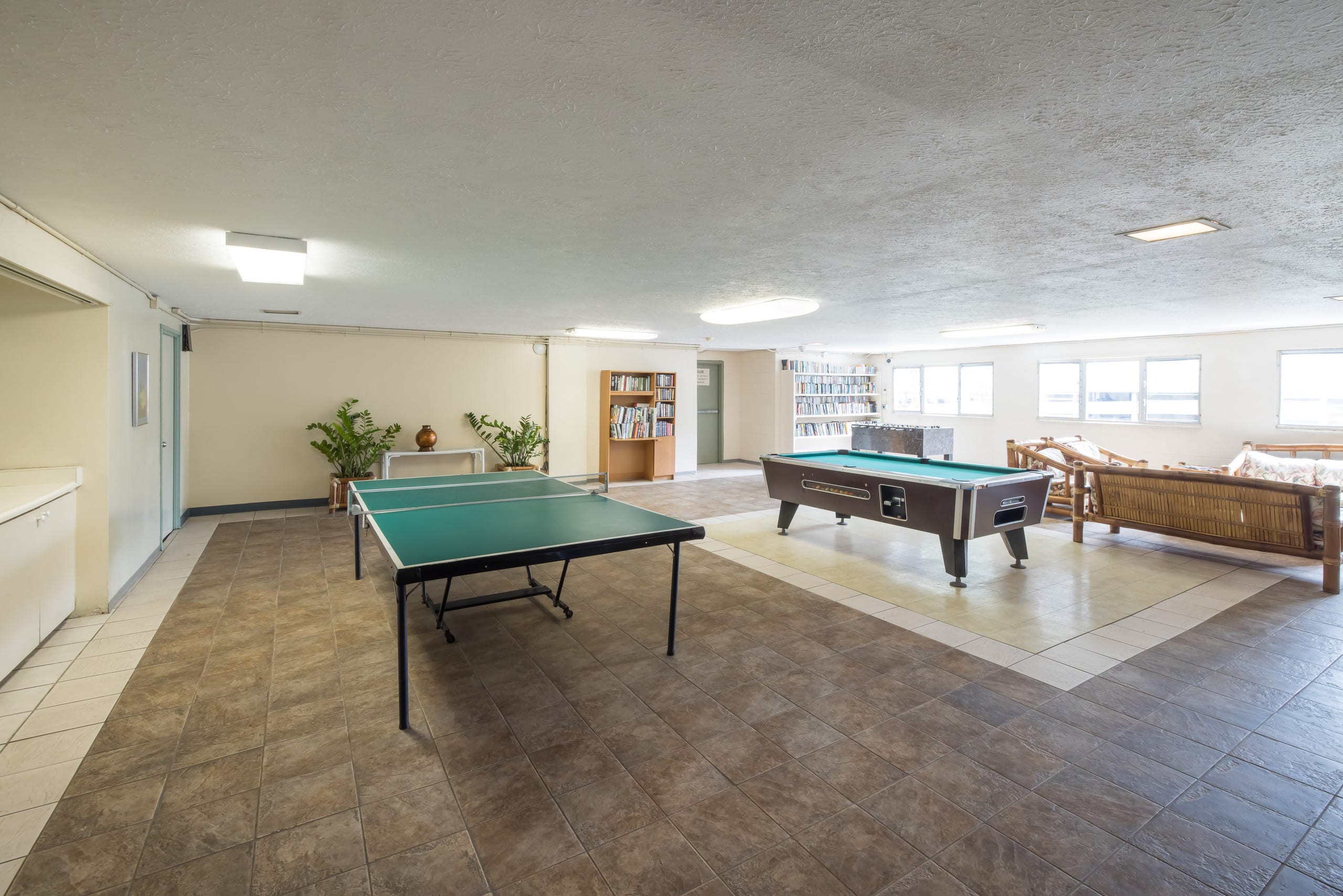 1/1 Condo w/lanai 7min walk to beach 24/7security - Image 3