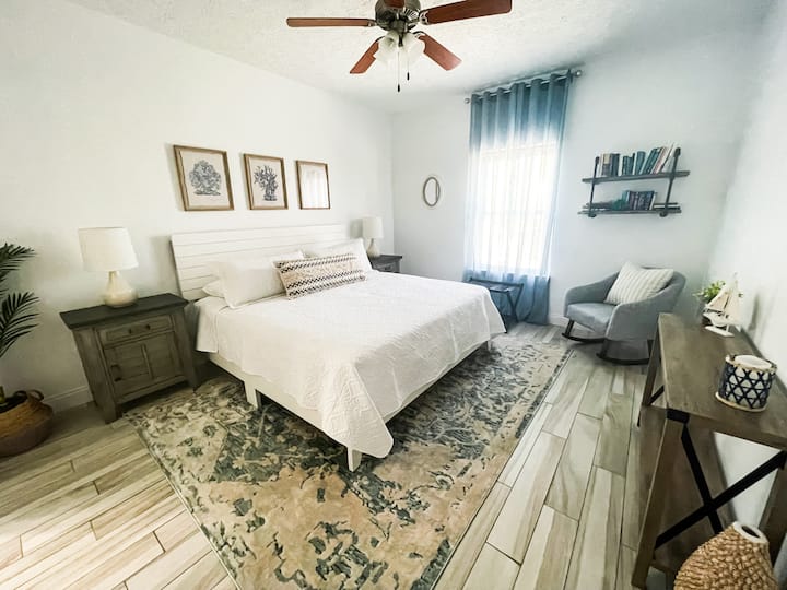 Hlavné poschodie s manželskou posteľou King a kútikom na čítanie.