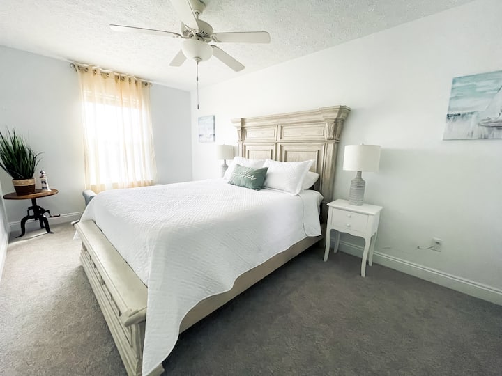 Posteľ 4 - menšia manželská posteľ s malým výhľadom na vodu