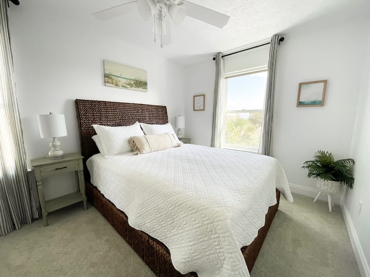 Posteľ 3 - Menšia manželská posteľ s malým výhľadom na vodu