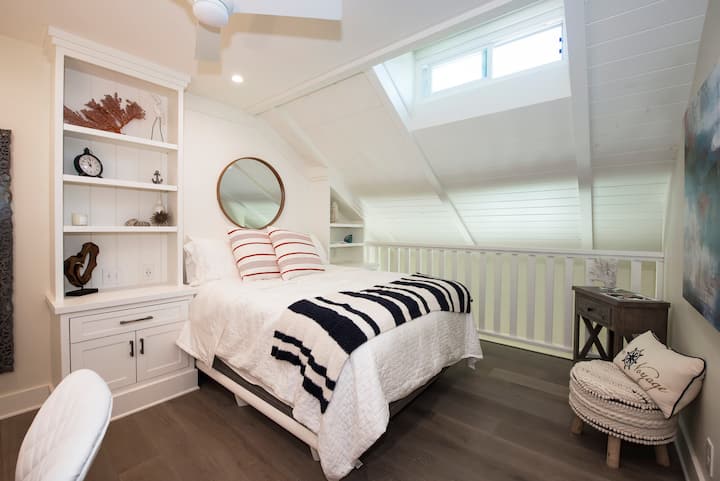 غرفة نوم على الطراز العلوي. سرير بحجم كبير. خزانة ملابس. 