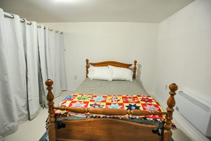 พื้นที่นอนเสริมพร้อมเตียงควีนไซส์ที่สะดวกสบาย