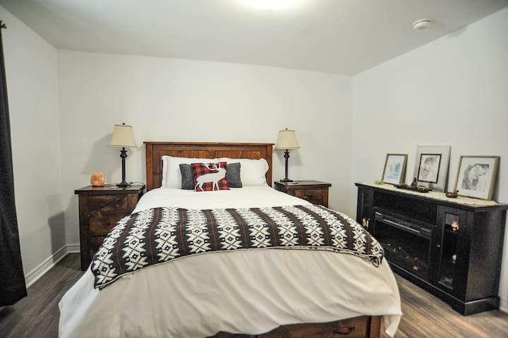 ห้องนอนชั้นหลักพร้อมตู้เสื้อผ้าแบบวอล์คอินและห้องน้ำในตัว 4pc