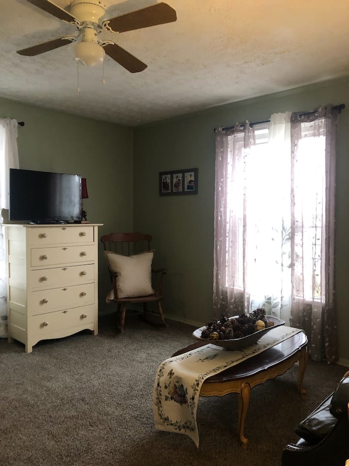 Upstairs Apt. By Akron Airport - Portage Lakes, OH