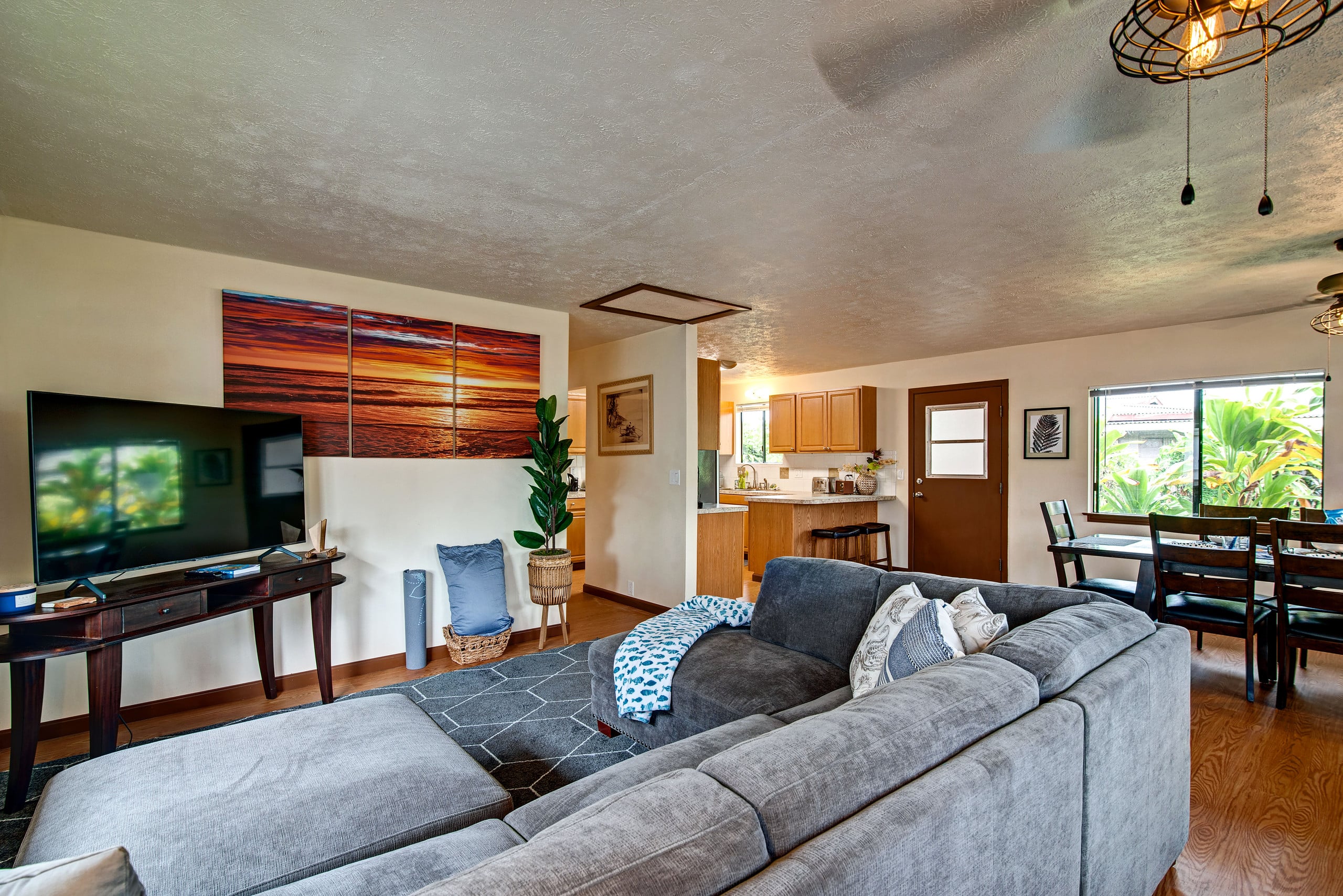 Home in Hilo · ★4.94 · 3 bedrooms · 3 beds · 2 private baths - Image 9