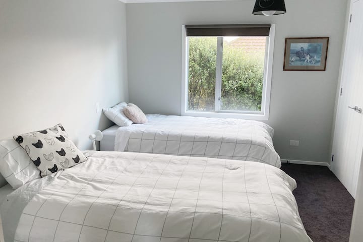 Det mellersta sovrummet har två bekväma king size enkelsängar. 