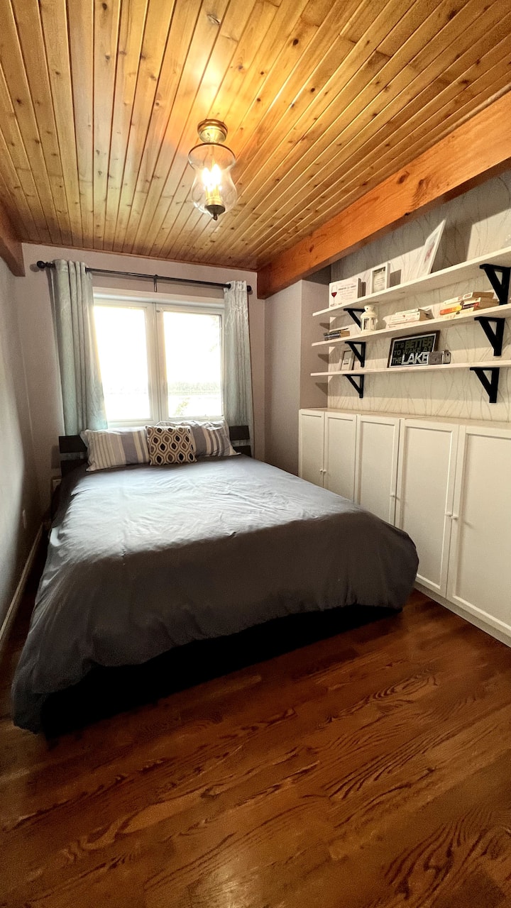 1st Floor Queen Bed