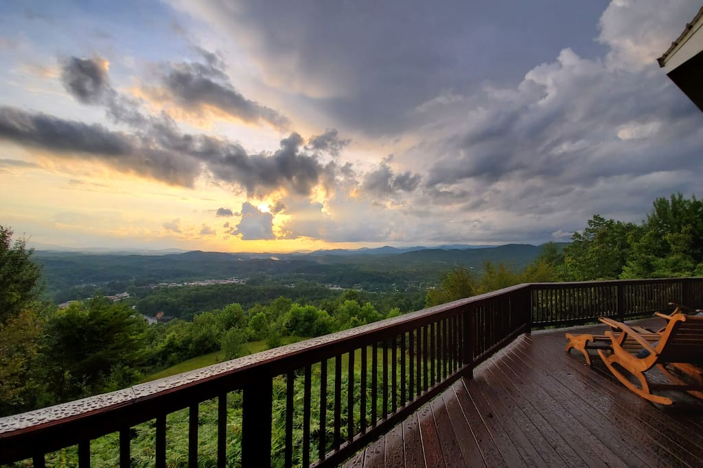 Sunrise & Sunset Mountain Views, 5 min to town Cabins for Rent in