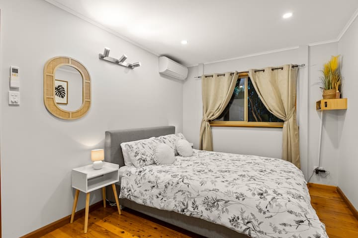 Habitación tamaño queen con aire acondicionado propio. 
