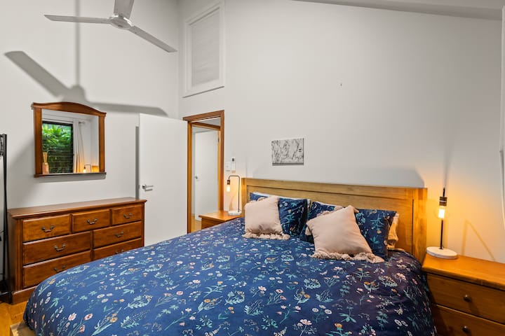 El dormitorio King con vista a la selva. La habitación tiene su propio aire acondicionado y ventilador de techo. 