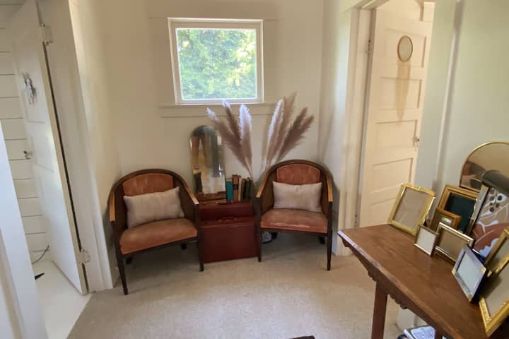 Clementine Room: Quiet, Pristine, Garden Views - Monmouth, OR