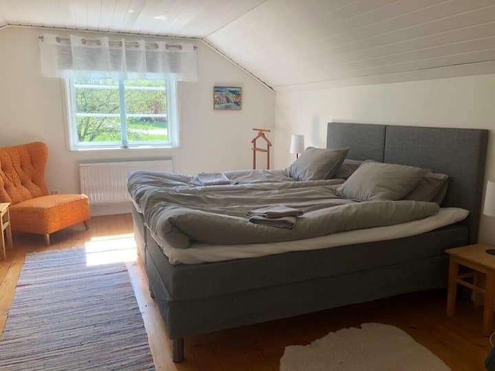 Grande chambre, il est facile de séparer les lits si nécessaire. 