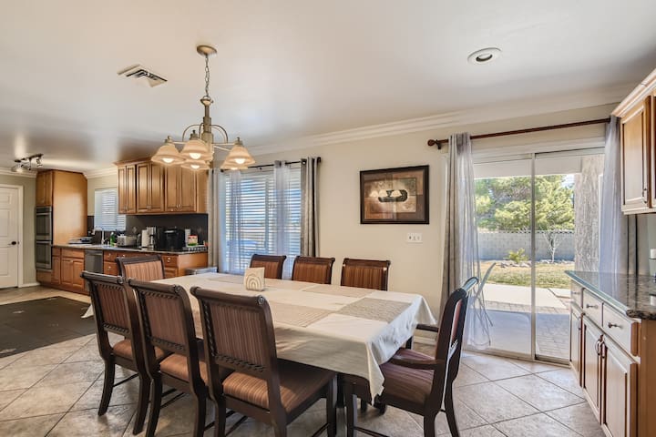 Gorgeous 6b/4b VILLA .5acre *POOL* 5 min to Strip gallery image 2