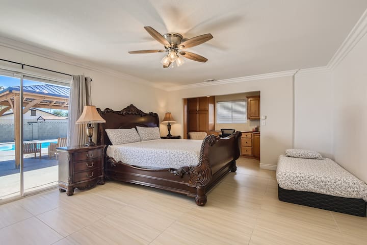 Gorgeous 6b/4b VILLA .5acre *POOL* 5 min to Strip gallery image 4