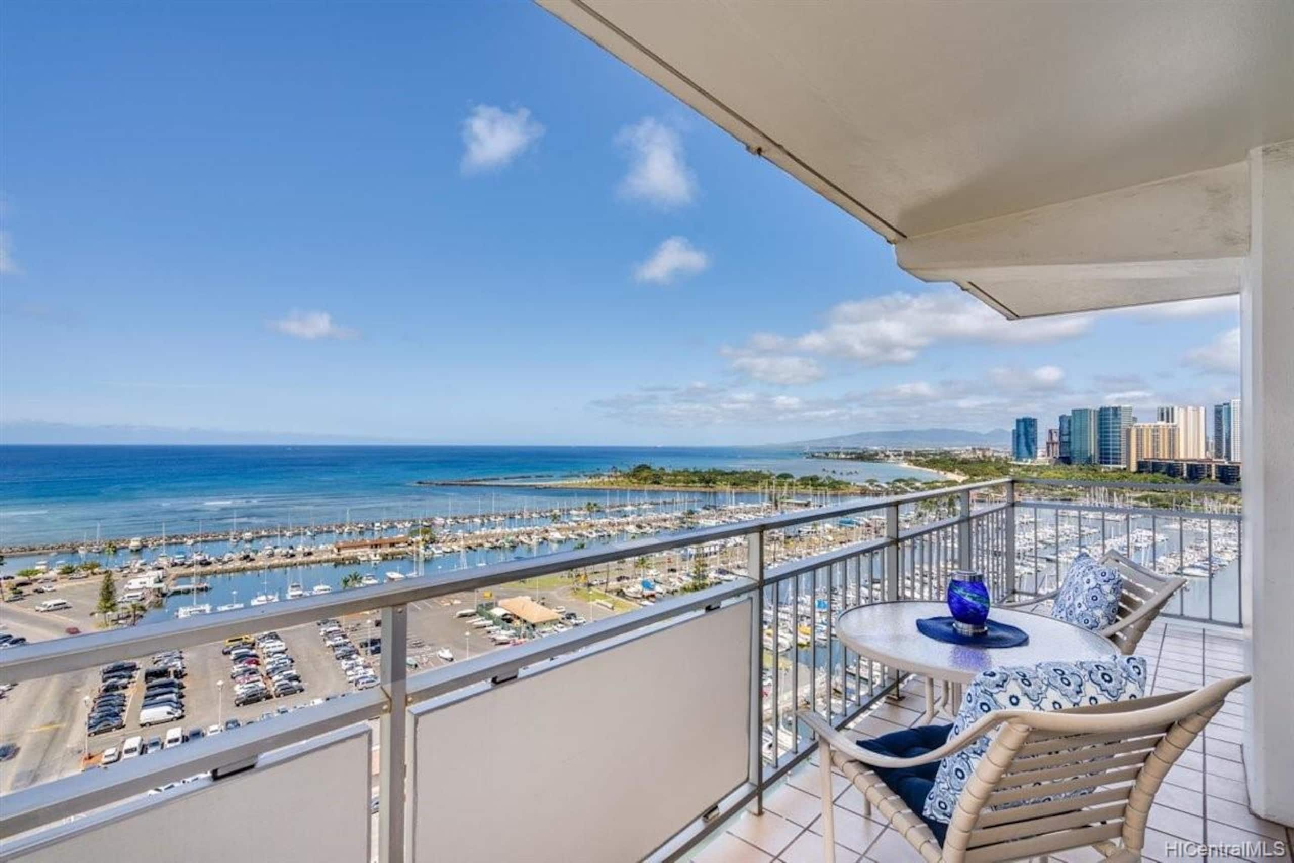 Condo in Honolulu · ★4.7 · 2 bedrooms · 4 beds · 2 baths - Image 22