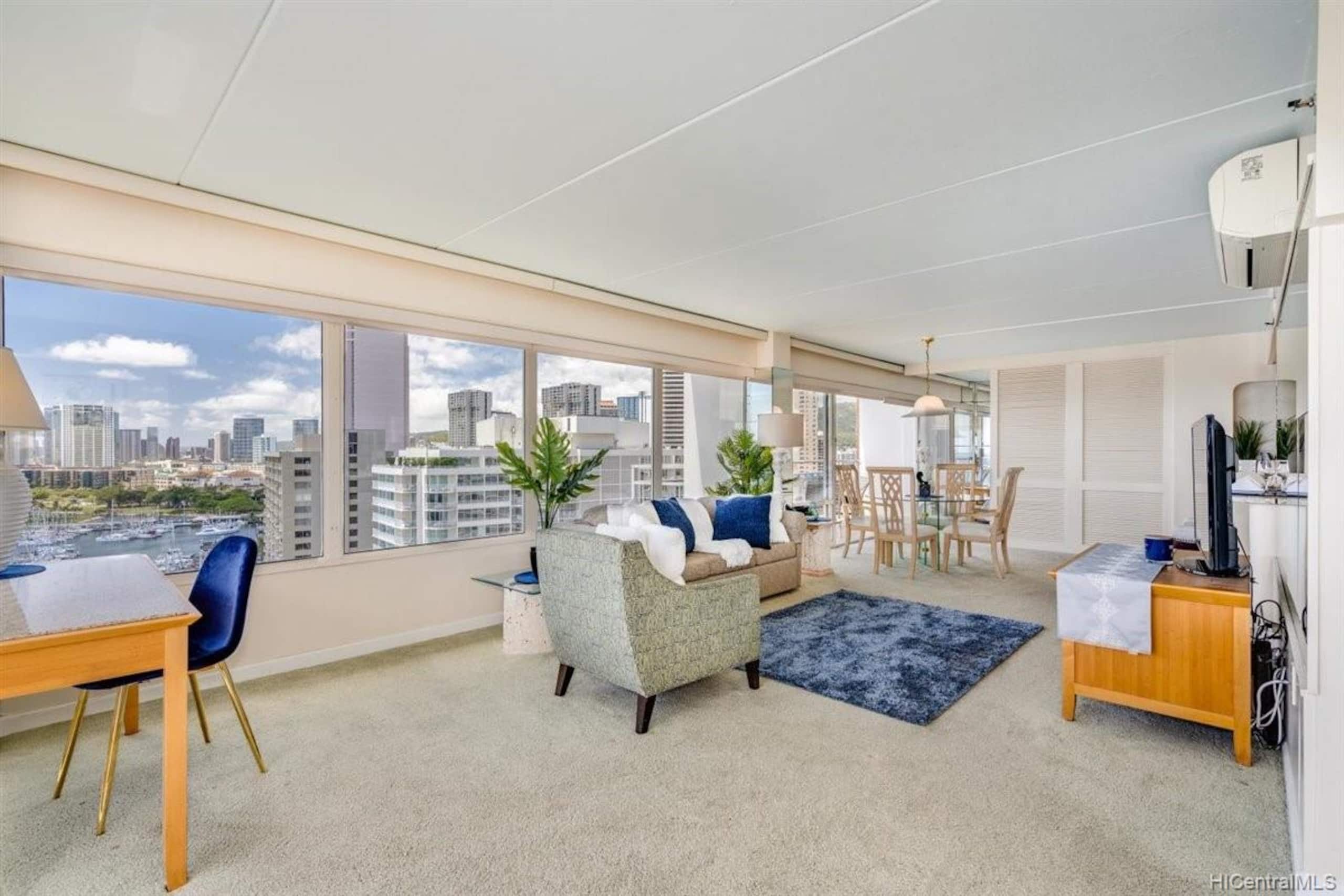 Condo in Honolulu · ★4.7 · 2 bedrooms · 4 beds · 2 baths - Image 9