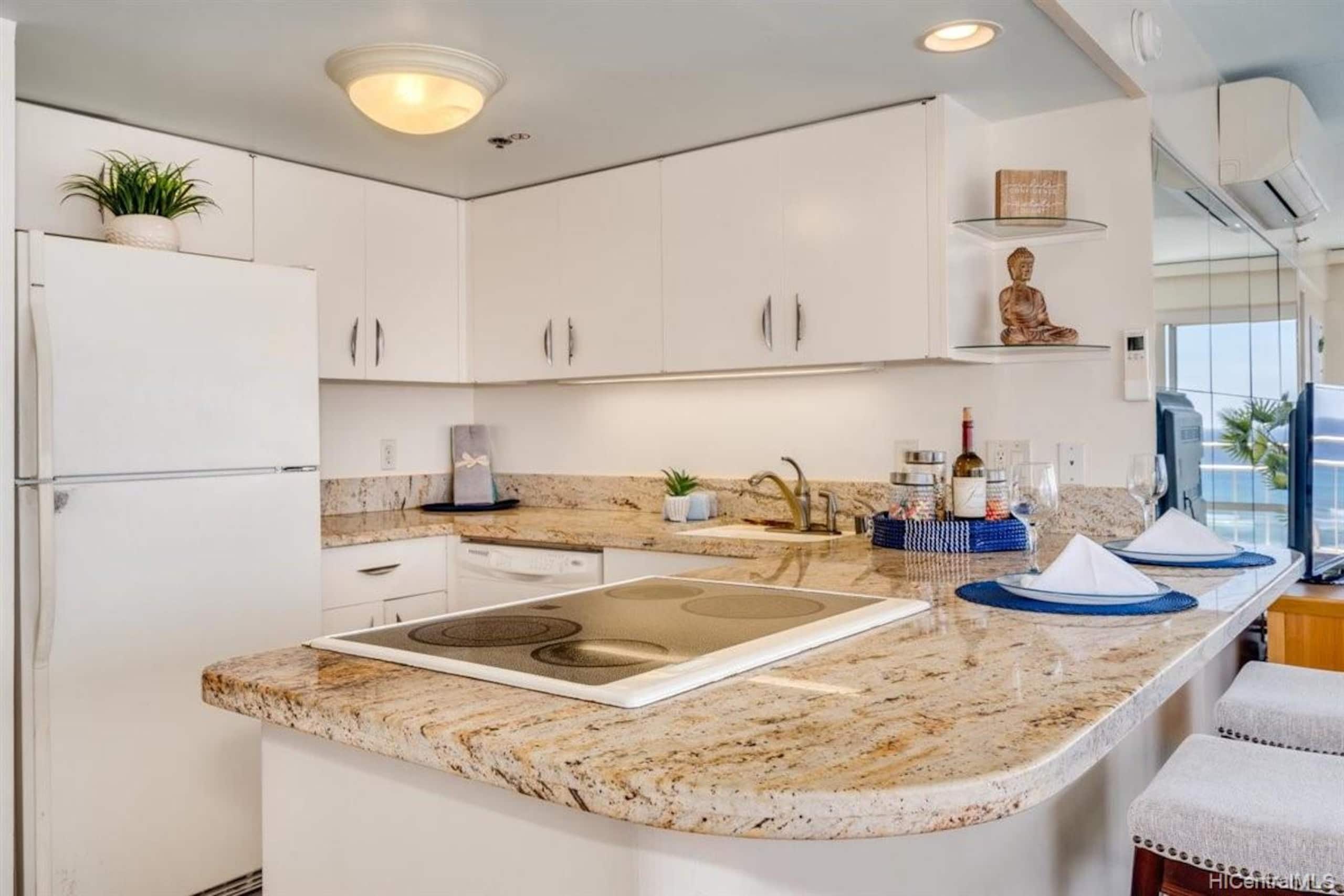 Condo in Honolulu · ★4.7 · 2 bedrooms · 4 beds · 2 baths - Image 13