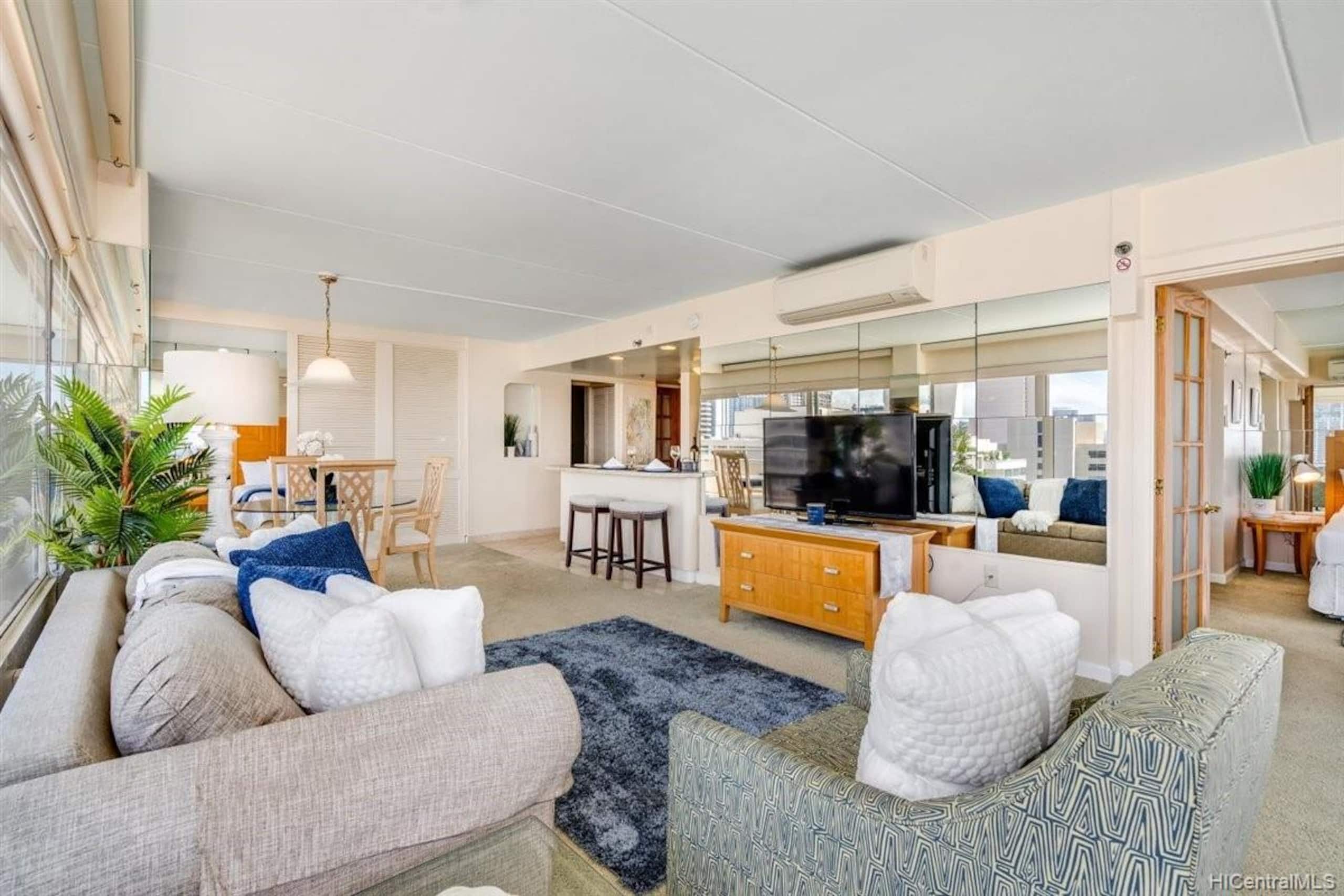 Condo in Honolulu · ★4.7 · 2 bedrooms · 4 beds · 2 baths - Image 11