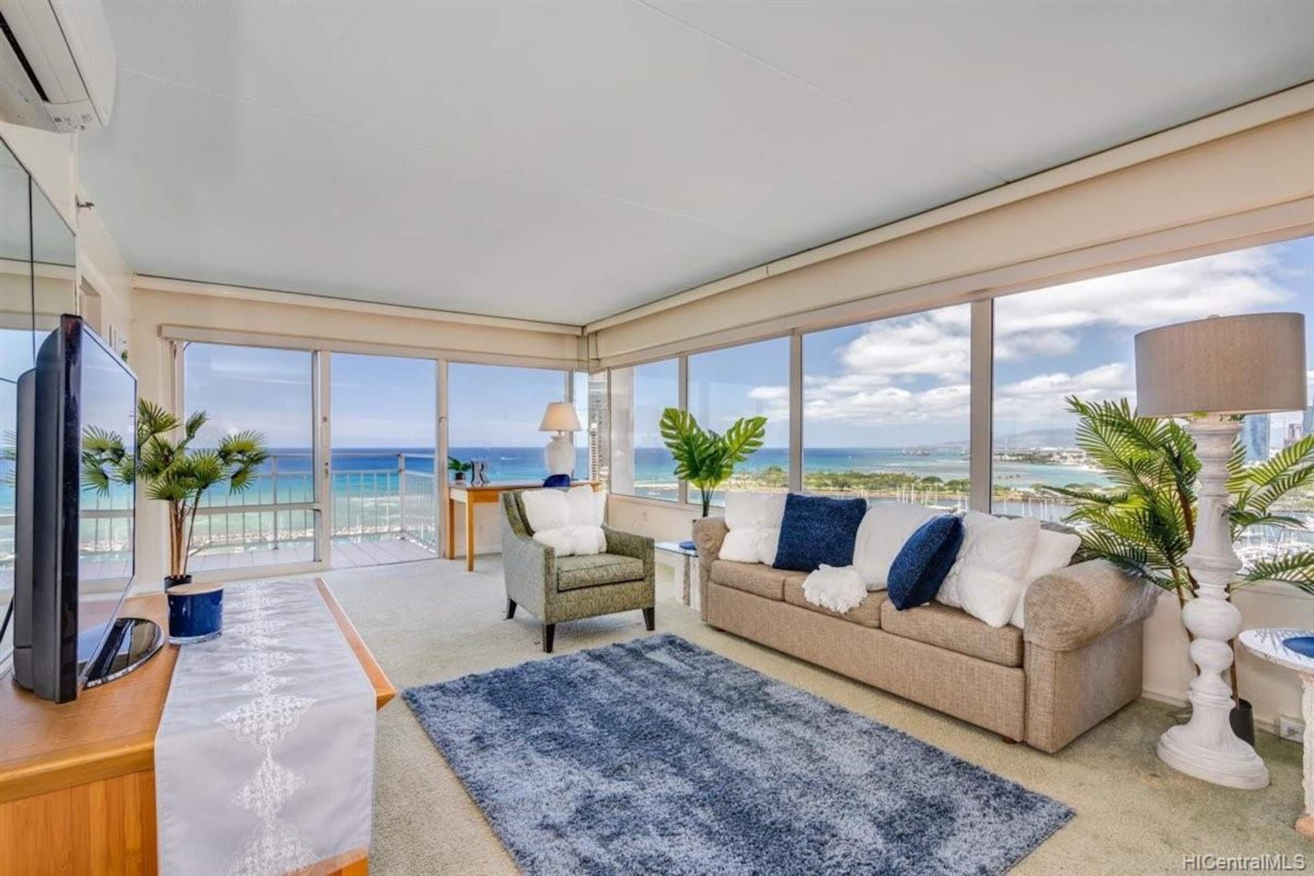 Condo in Honolulu · ★4.7 · 2 bedrooms · 4 beds · 2 baths - Image 5