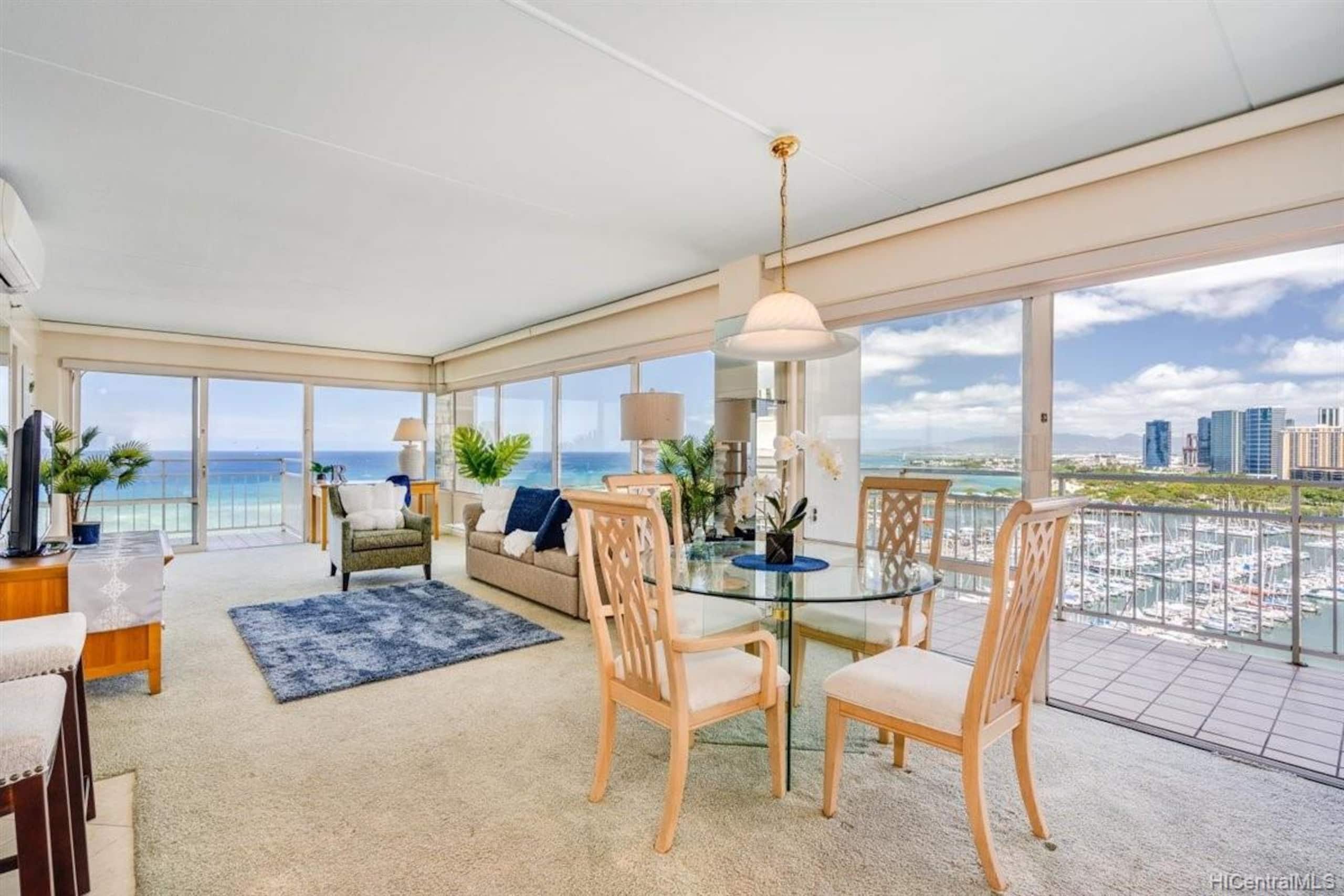 Condo in Honolulu · ★4.7 · 2 bedrooms · 4 beds · 2 baths - Image 14