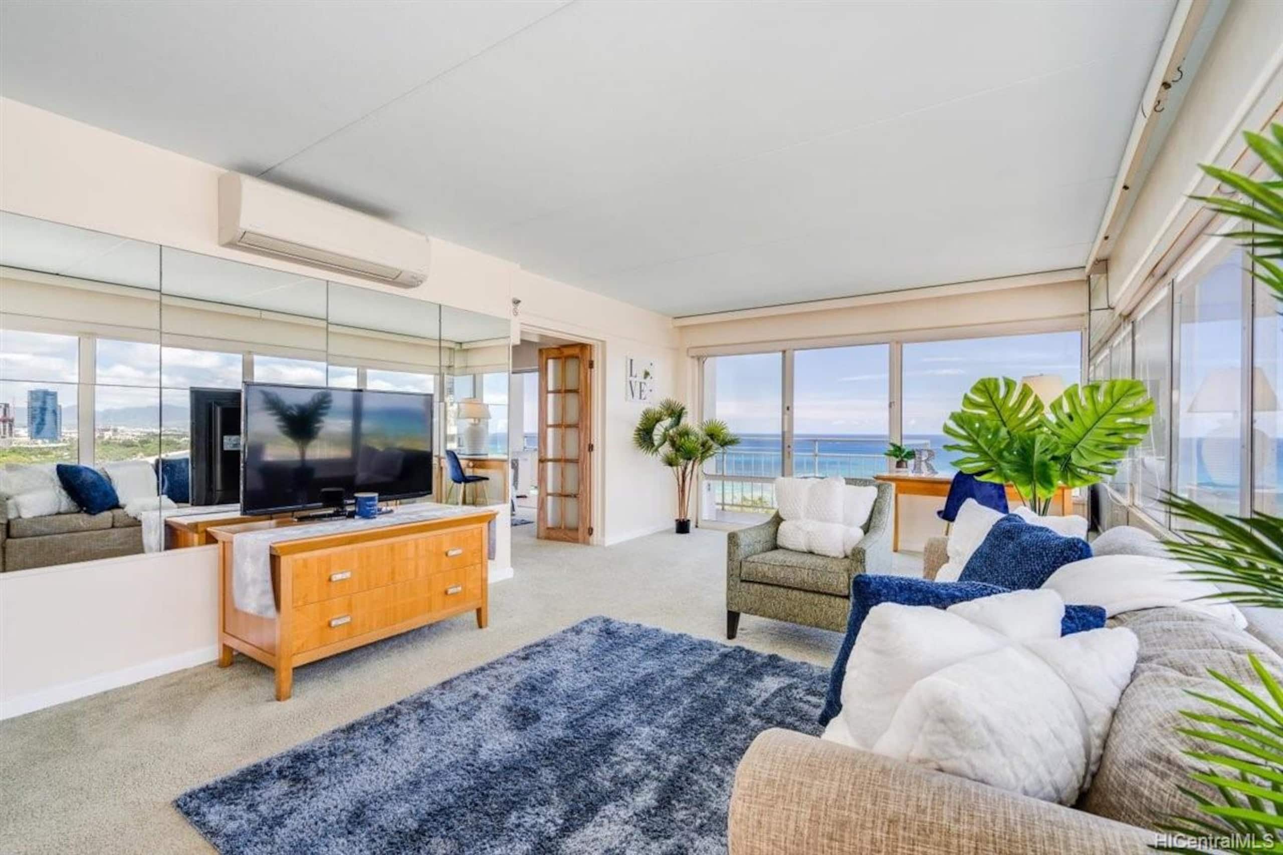 Condo in Honolulu · ★4.7 · 2 bedrooms · 4 beds · 2 baths - Image 6