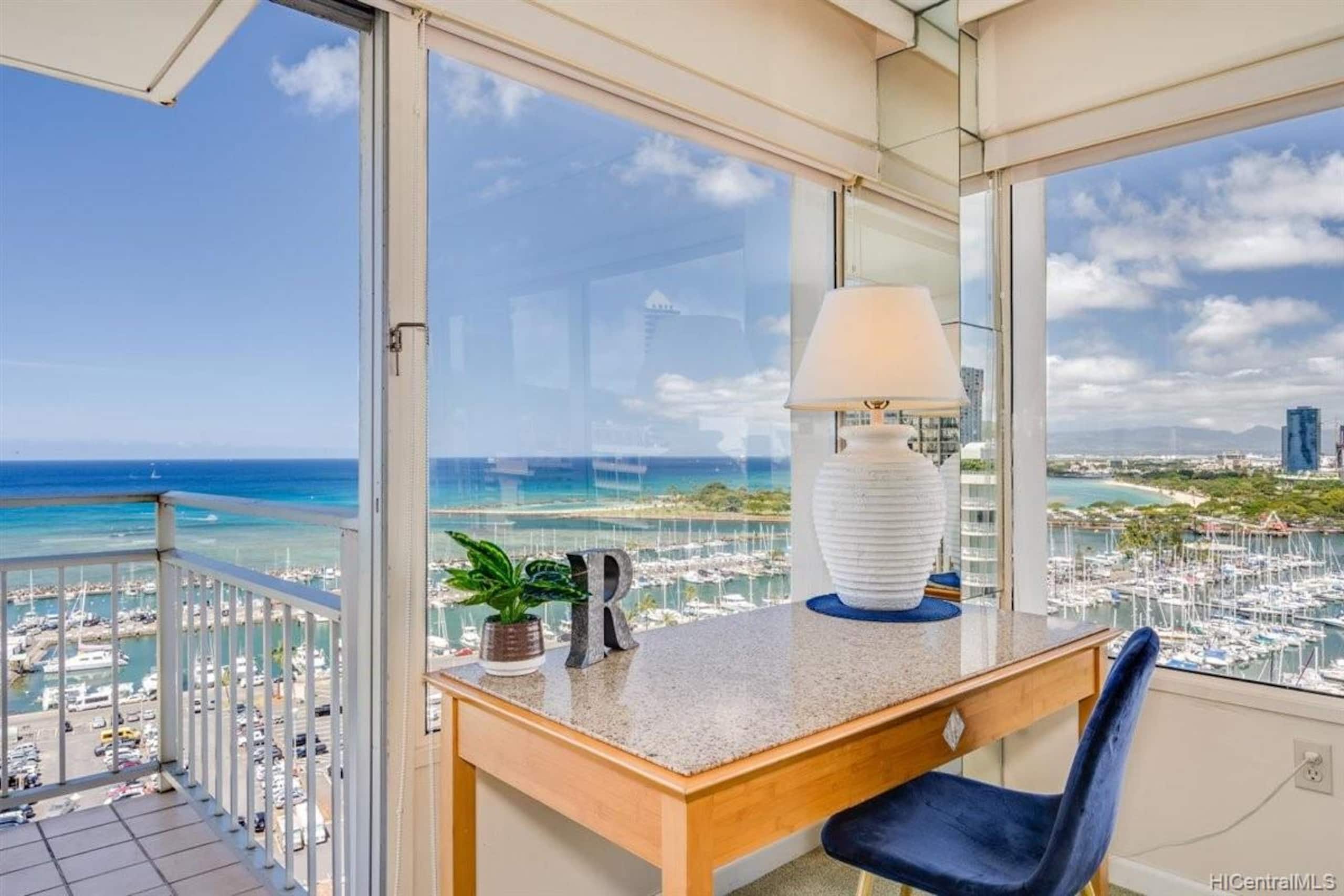 Condo in Honolulu · ★4.7 · 2 bedrooms · 4 beds · 2 baths - Image 10