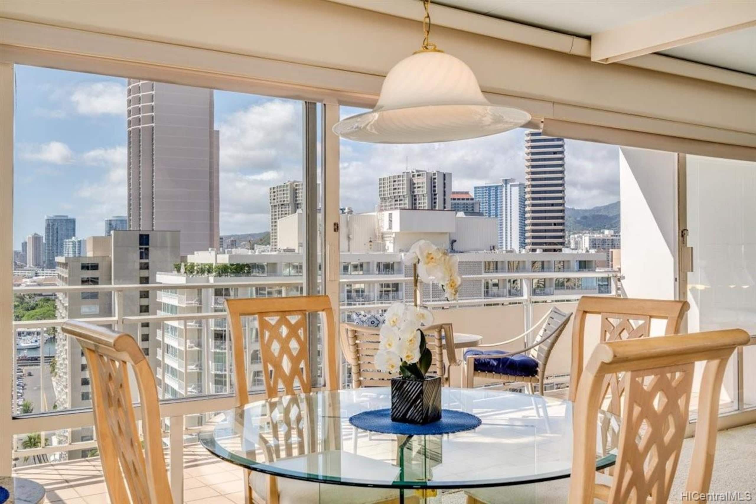 Condo in Honolulu · ★4.7 · 2 bedrooms · 4 beds · 2 baths - Image 17