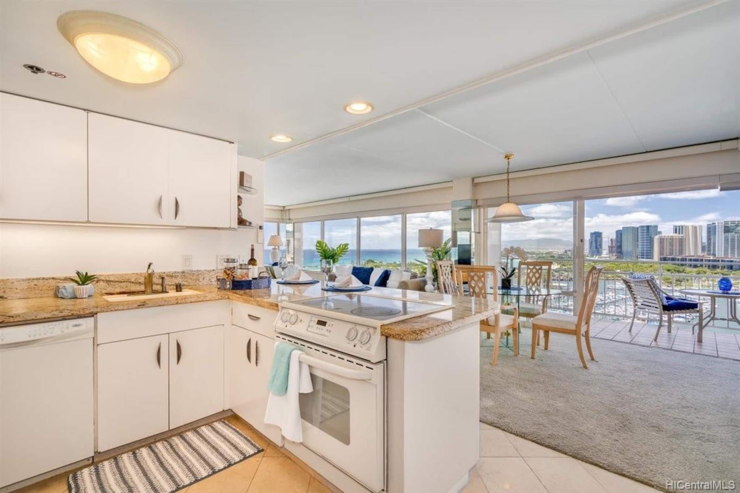 Condo in Honolulu · ★4.7 · 2 bedrooms · 4 beds · 2 baths - Image 12