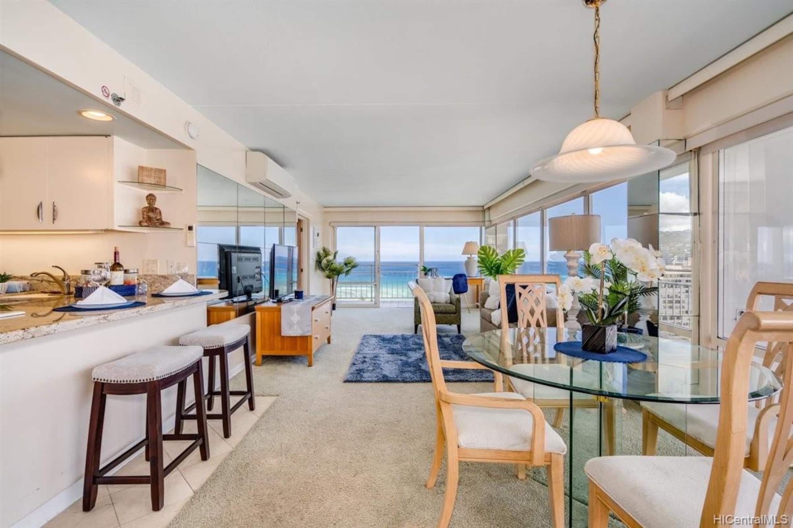 Condo in Honolulu · ★4.7 · 2 bedrooms · 4 beds · 2 baths - Image 15