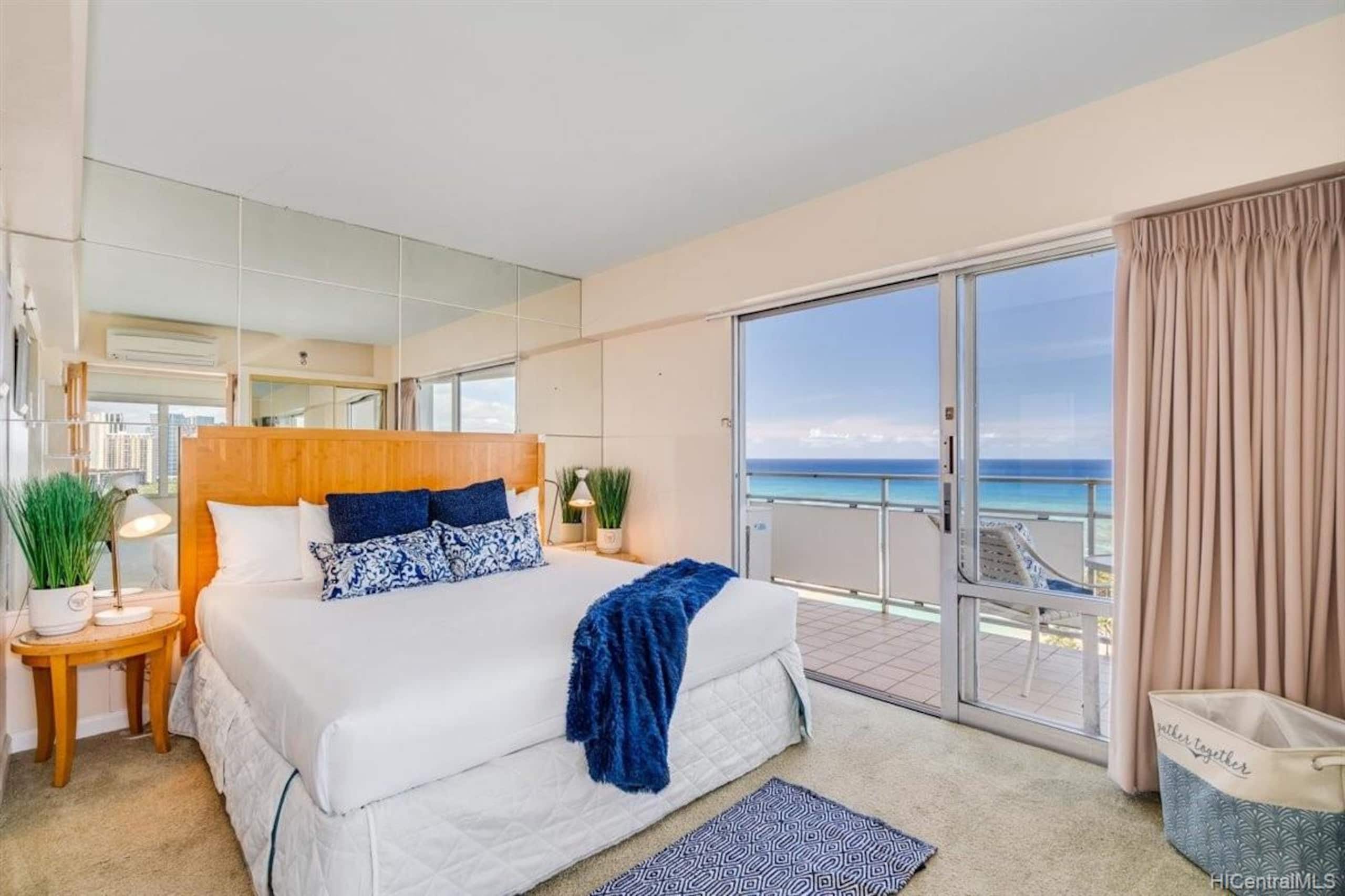 Condo in Honolulu · ★4.7 · 2 bedrooms · 4 beds · 2 baths - Image 2
