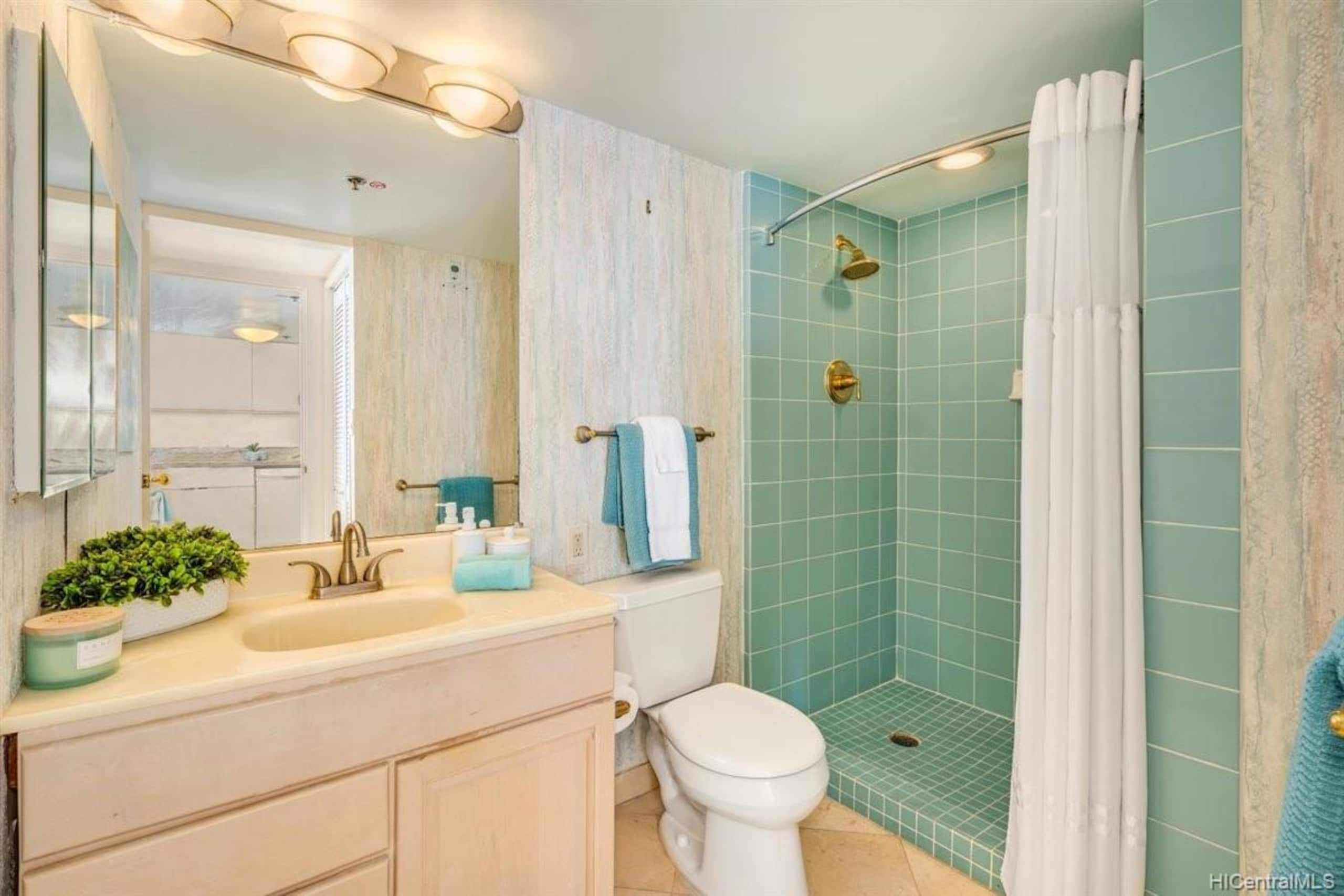 Condo in Honolulu · ★4.7 · 2 bedrooms · 4 beds · 2 baths - Image 21