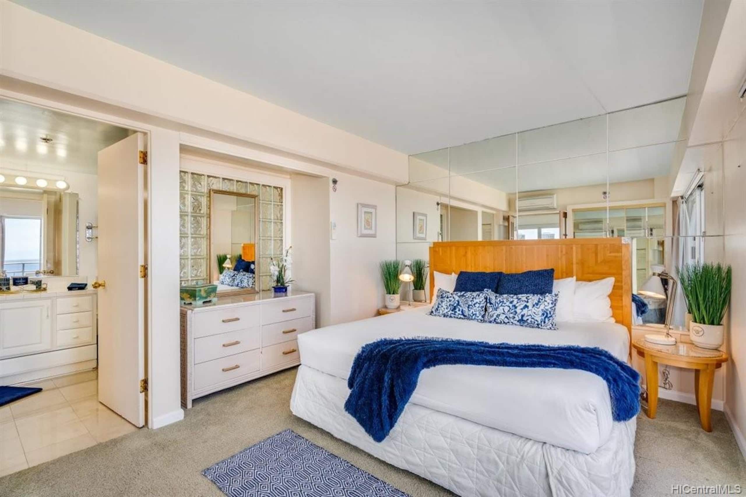 Condo in Honolulu · ★4.7 · 2 bedrooms · 4 beds · 2 baths - Image 18