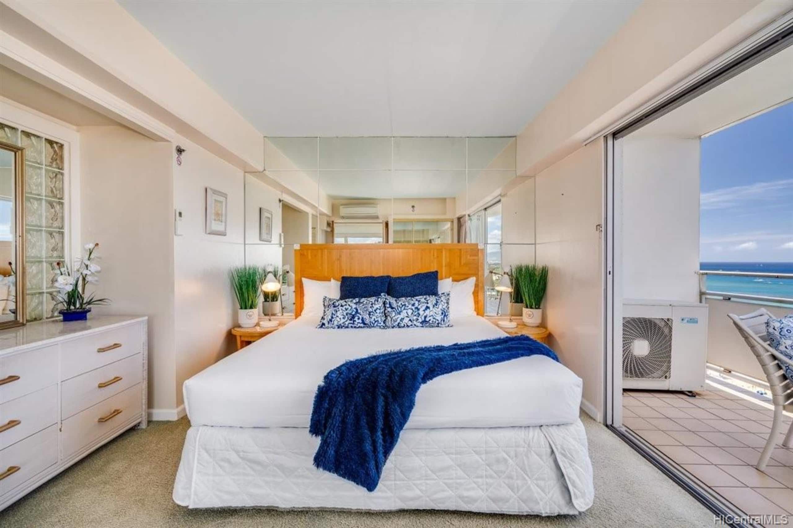 Condo in Honolulu · ★4.7 · 2 bedrooms · 4 beds · 2 baths - Image 19