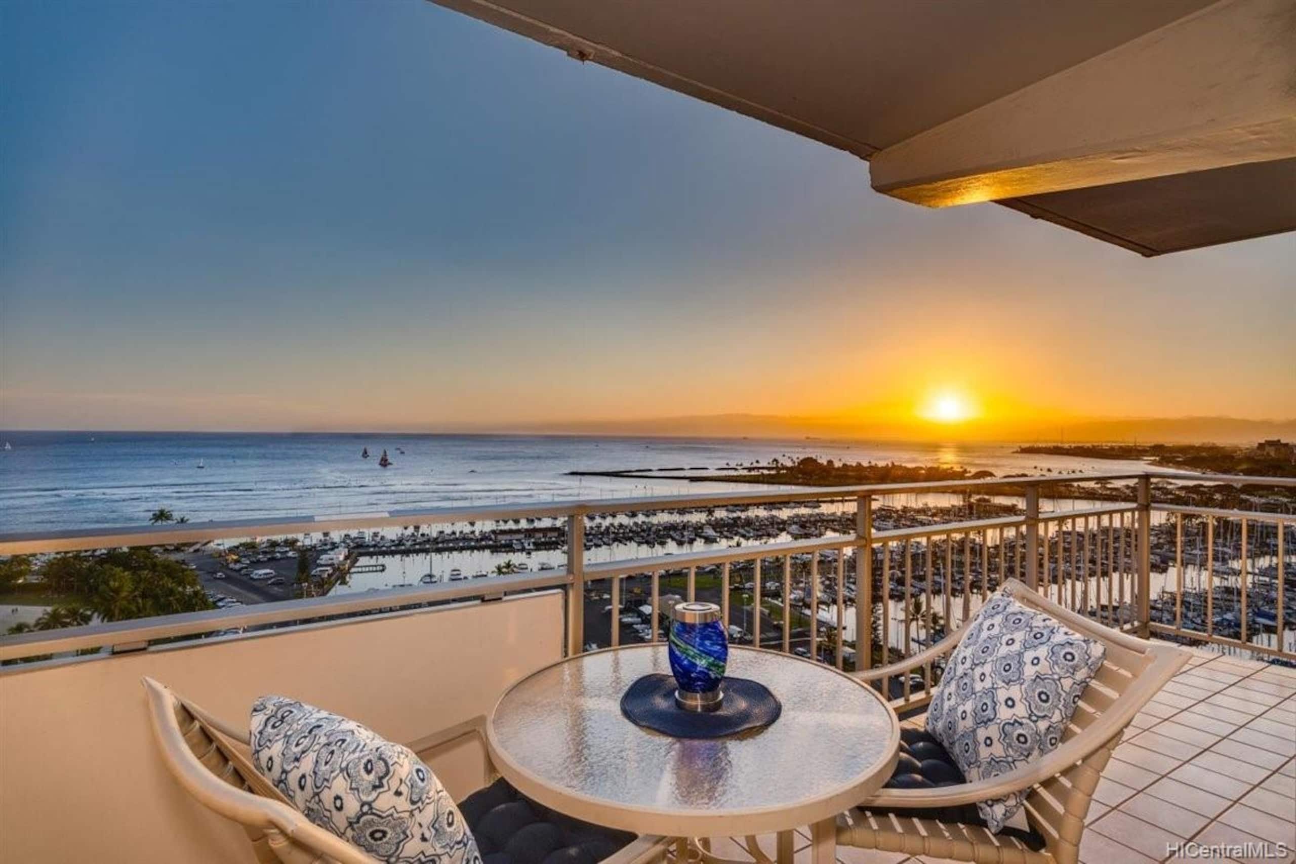 Condo in Honolulu · ★4.7 · 2 bedrooms · 4 beds · 2 baths - Image 4