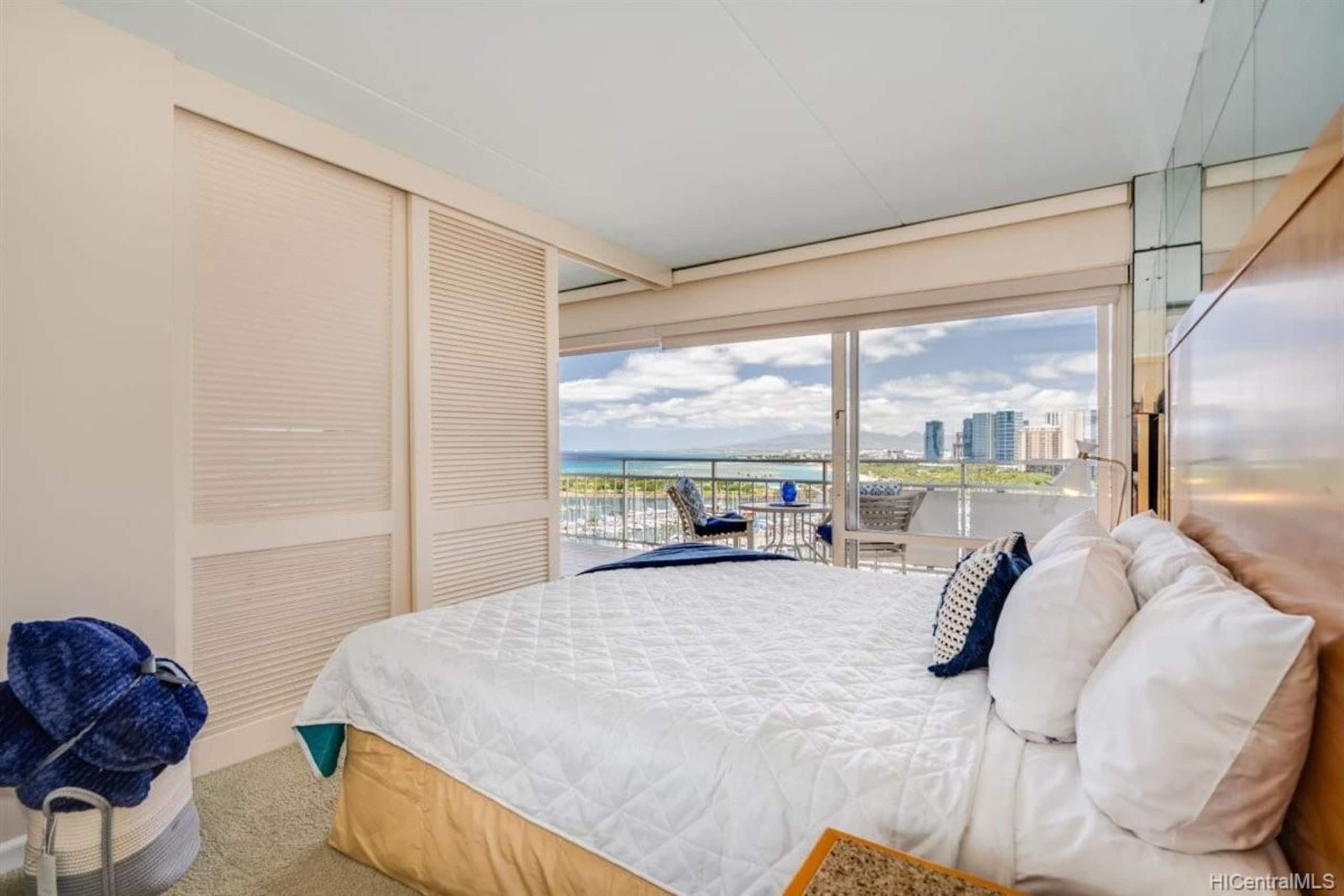 Condo in Honolulu · ★4.7 · 2 bedrooms · 4 beds · 2 baths - Image 1