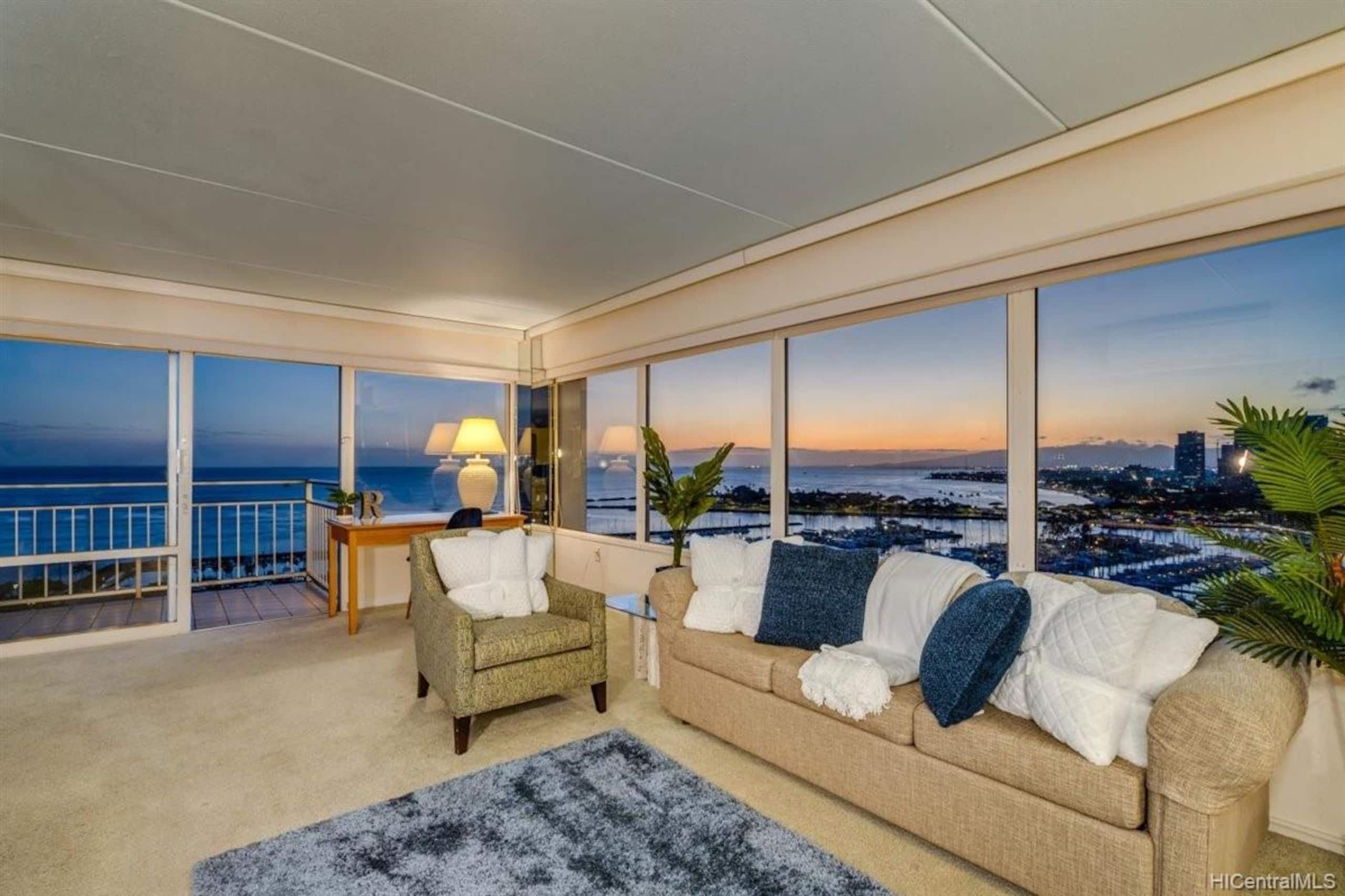 Condo in Honolulu · ★4.7 · 2 bedrooms · 4 beds · 2 baths - Image 3